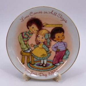 Avon Vintage 1984 Love Comes in All Sizes 5" Mothers Day Plate Collectible Gift